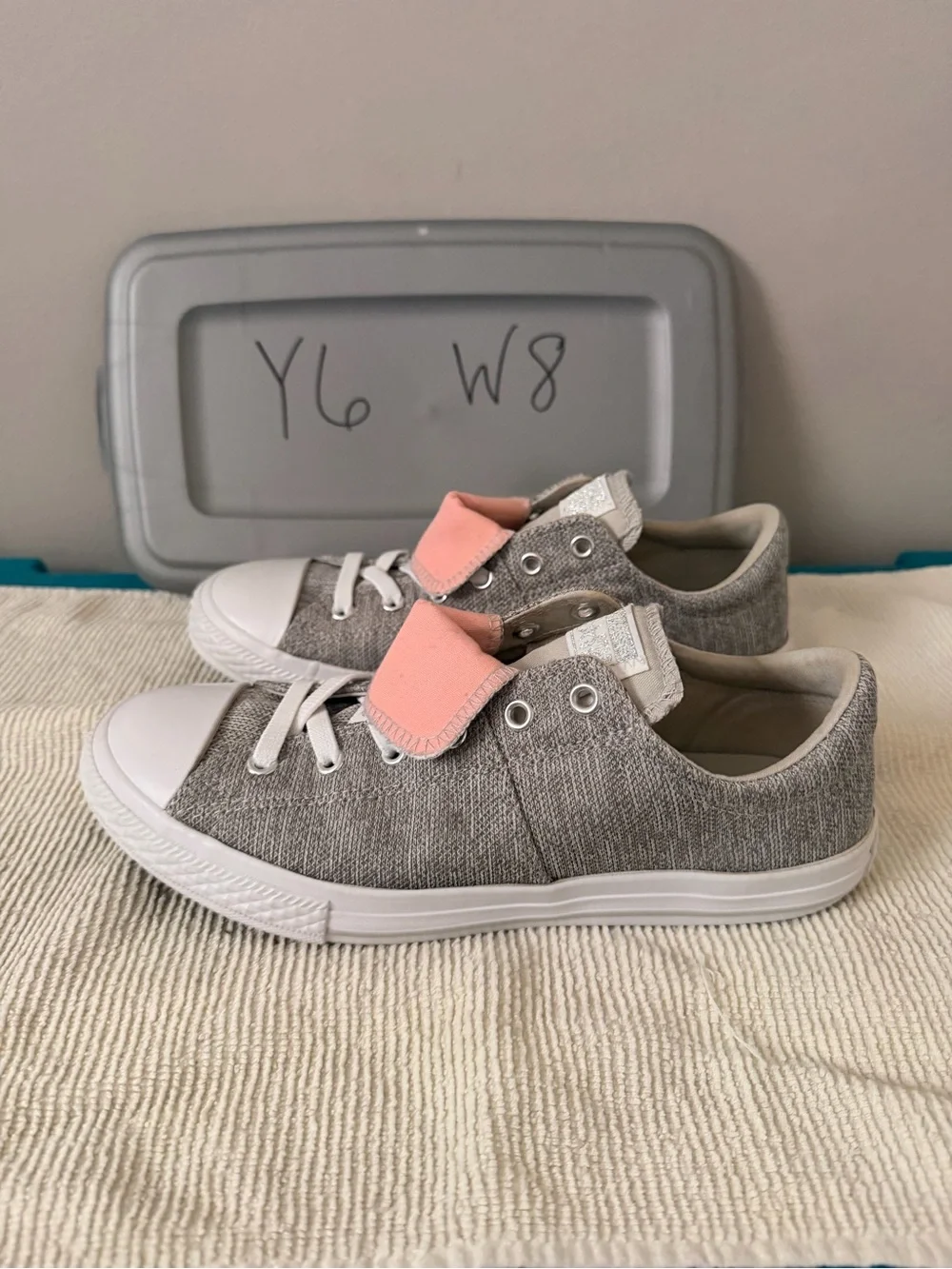 Converse Kids Low-Top Sneakers in Gray with Pink Accent Hearts
